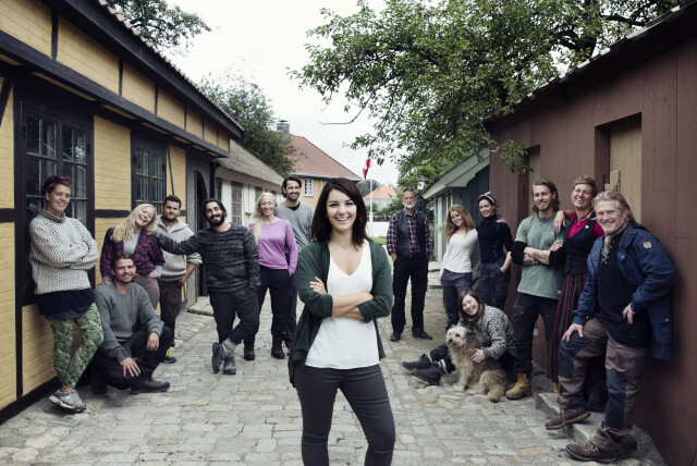 POPULÆR SERIE: Andre sesong ble spilt inn i Isegran i Fredrikstad. Det er programleder Selda Ekiz (i front) som leder konkurransen. Fra venstre: Katja Heilmann, Chris R. Aanvik, Miriam Wallenius, Marius Gundersen, Hadi Hagen Qaderi, Jeanne Bøe, Frode Voll, Lars Kristian Engelbregt Grøholt, Katinka Ødegaard, Maren Gilje Sekse, Sunna-Inga Gaup Aamot, Fredrik Fløtberget, Liv Stoveland og Ivar Mehren. Foto: NRK POPULÆR SERIE: Andre sesong ble spilt inn i Isegran i Fredrikstad. Det er programleder Selda Ekiz (i front) som leder konkurransen. Fra venstre: Katja Heilmann, Chris R. Aanvik, Miriam Wallenius, Marius Gundersen, Hadi Hagen Qaderi, Jeanne Bøe, Frode Voll, Lars Kristian Engelbregt Grøholt, Katinka Ødegaard, Maren Gilje Sekse, Sunna-Inga Gaup Aamot, Fredrik Fløtberget, Liv Stoveland og Ivar Mehren. Foto: NRK